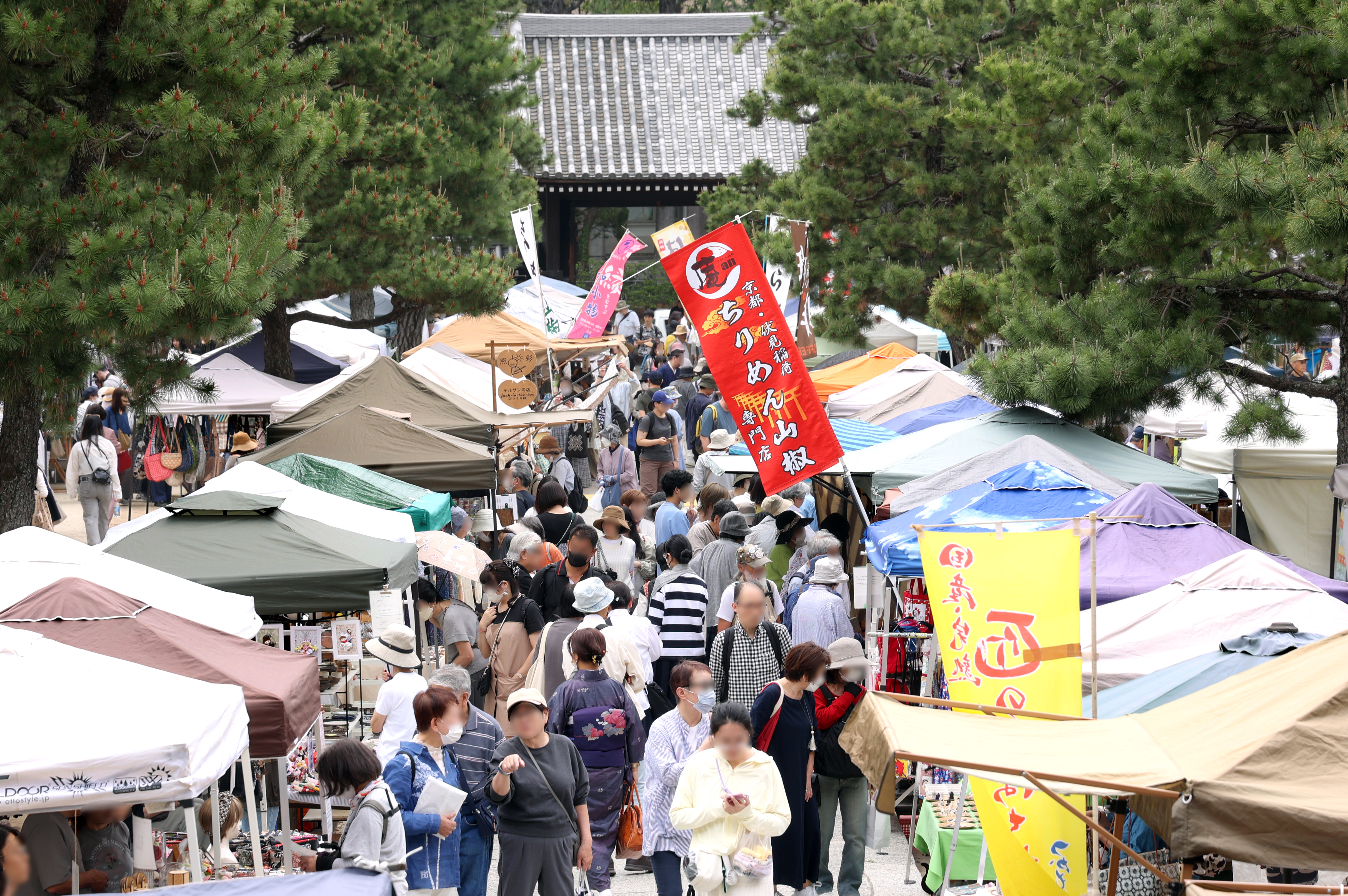 ตลาดหัตถกรรม Hyakumanben (วัด Hyakumanben Chionji)